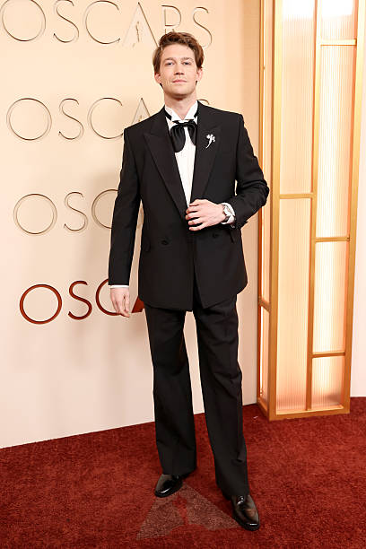 Joe Alwyn on the Oscars red carpet in Valentino
