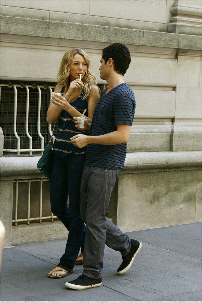 Serena van der Woodsen walking on a New York street with Dan Humphrey in casual clothes