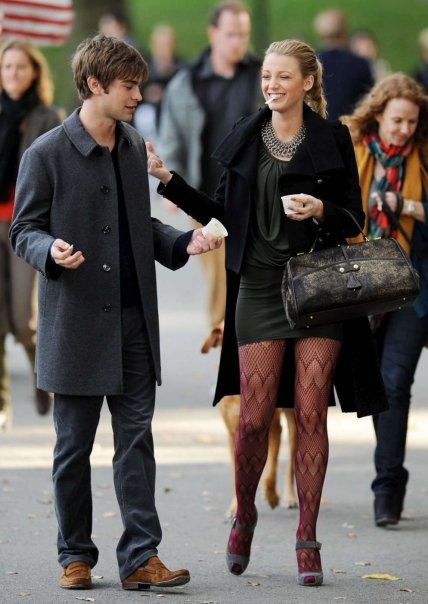 Serena van der Woodsen in a green dress and patterned tights walking with Nate Archibald